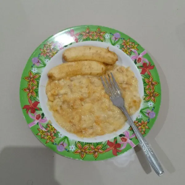 Kupas pisang, lalu lumatkan dengan garpu.