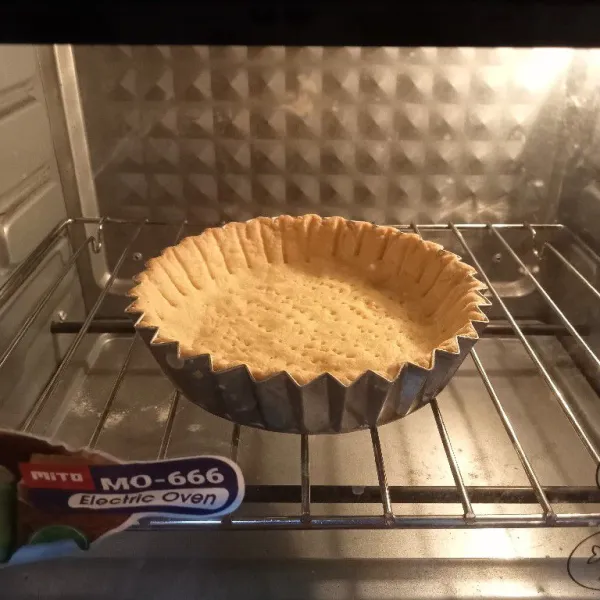 Panaskan oven panggang pie selama 30 menit hingga matang.