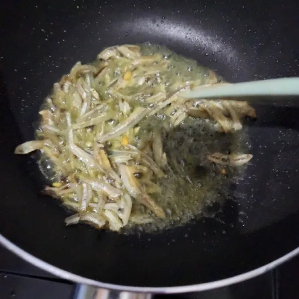 Goreng tempe sebentar, jangan terlalu kering. Lakukan juga untuk teri.