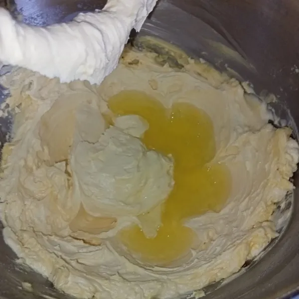 Kocok dengan mixer margarin dan gula halus sampai putih mengembang. Tuangkan putih telur, kocok kembali sekitar 5 menit.