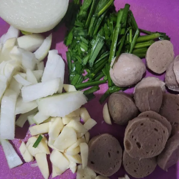 Cuci sawi putih yang sudah dipotong. Siapkan bumbu dan bahan. Iris bawang, bakso, dan daun kucai.