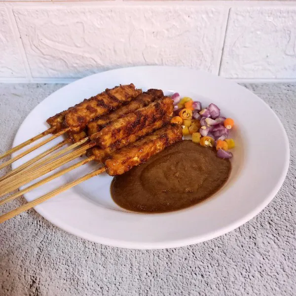 Sajikan sate tempe dengan bahan pelengkap lainnya.