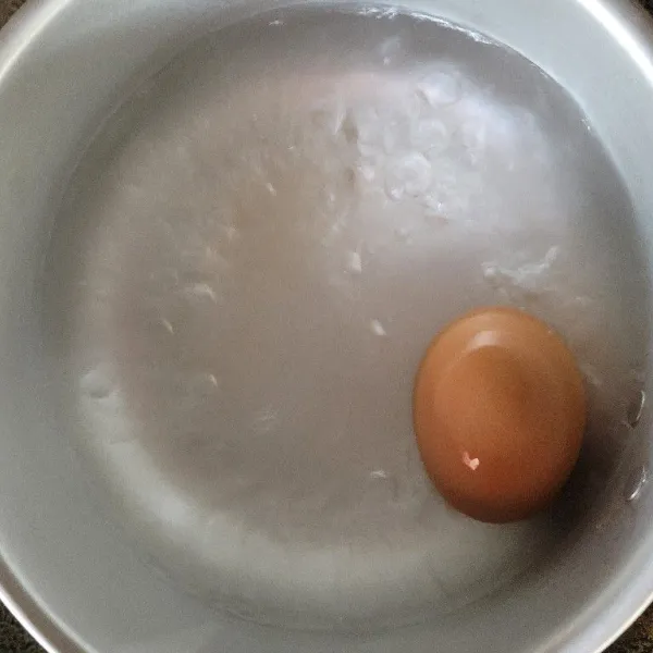 Selama proses marinasi, rebus telur selama 15 menit hingga telur matang sempurna.
