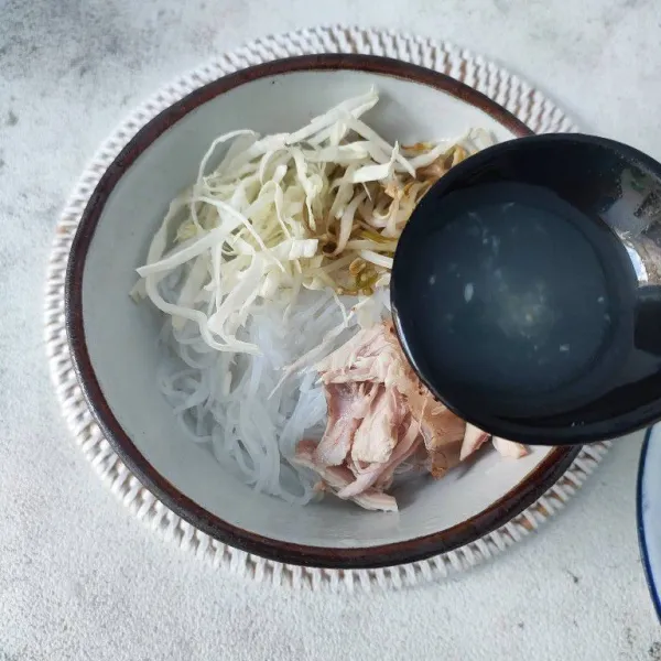 Tata bihun rebus, tauge rebus, ayam suwir ke dalam mangkok. Siram dengan kuah soto, tambahkan irisan daun bawang, bawang goreng dan jeruk nipis. Sajikan bersama sambal rebus.