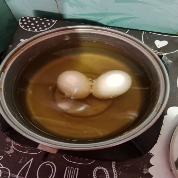 Untuk mendapatkan telur rebus yang cantik dan tidak overcook, masak sebentar saja ya. Didihkan air, masukkan telur, rebus sekitar 7-8 menit.