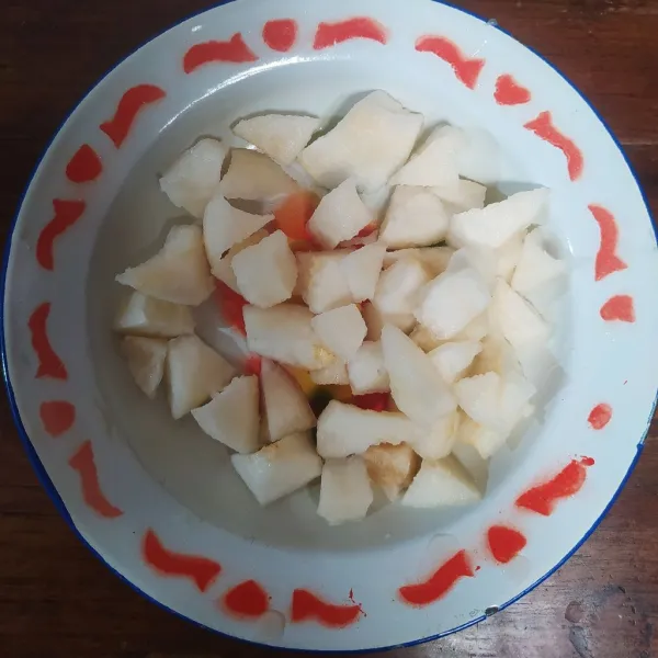 Potong-potong buah pear.