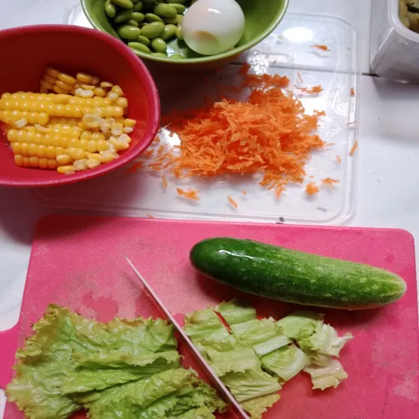 Kupas edamame, serut jagung rebus, parut wortel, iris² selada, mentimun dan tomat. Kupas telur.