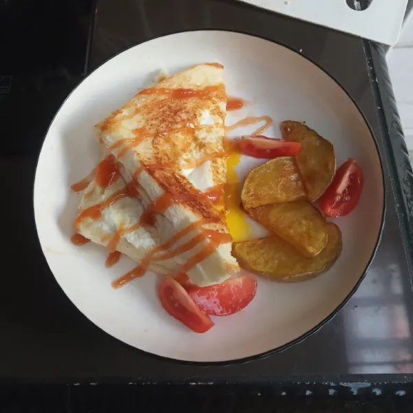 Sajikan dengan kentang goreng, saus dan irisan tomat.