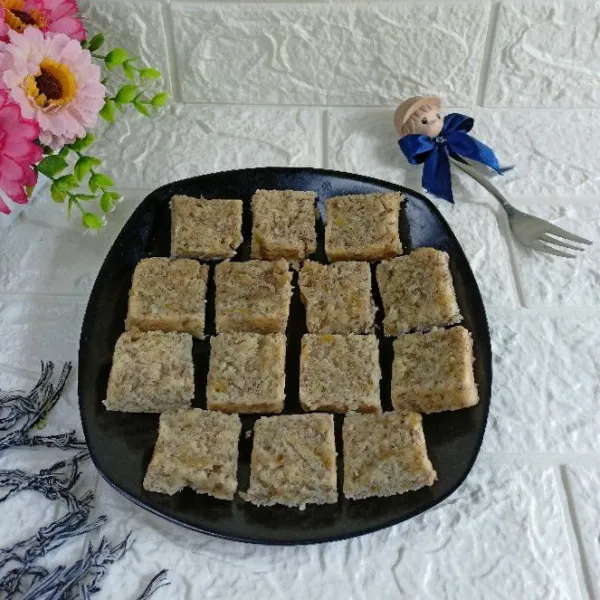Setelah dingin keluarkan bolu dari loyang. Potong sesuai selera dan sajikan.