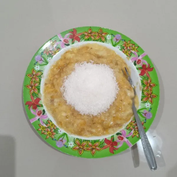 Masukkan gula pasir, lalu aduk hingga tercampur rata.