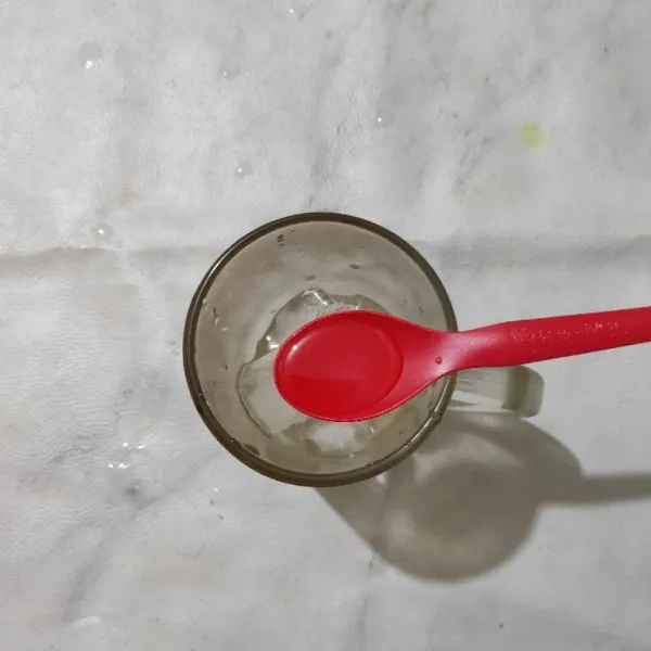 Masukan es batu ke dalam gelas saji lalu tambahkan simple sirup.