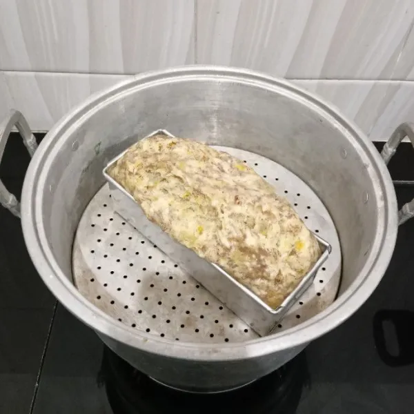 Lalu kukus dalam kukusan yang sudah beruap banyak selama 35 menit atau hingga matang. Angkat.