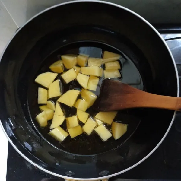 Goreng kentang hingga kuning kecoklatan lalu angkat dan tiriskan.