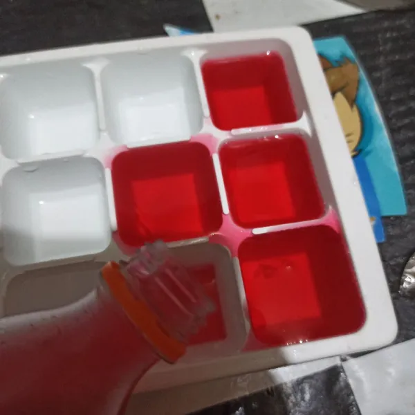 Tuang soda ke wadah cetakan es batu, biarkan membeku (simpan di freezer).