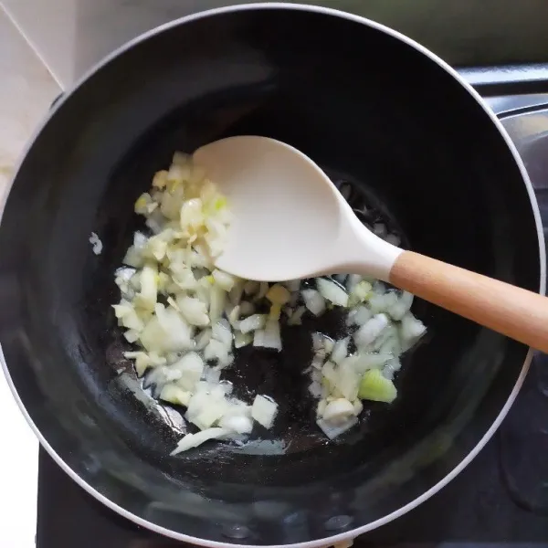 Tumis bawang putih dan bawang bombai hingga layu dan harum.