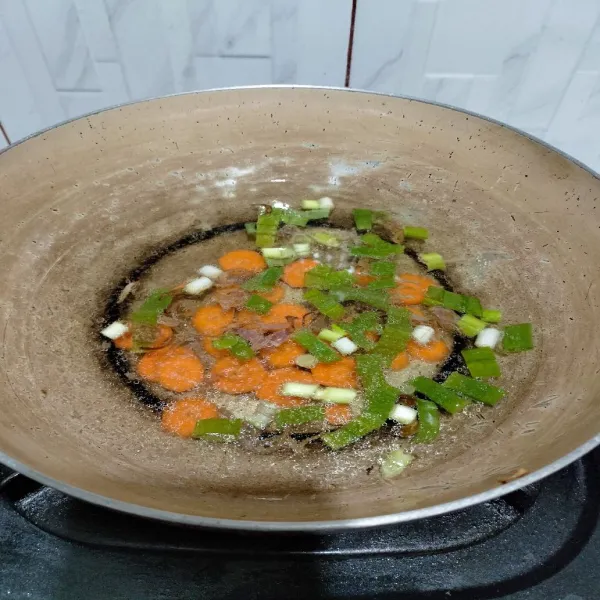 Masukan wortel dan daun bawang masak hingga wortel matang