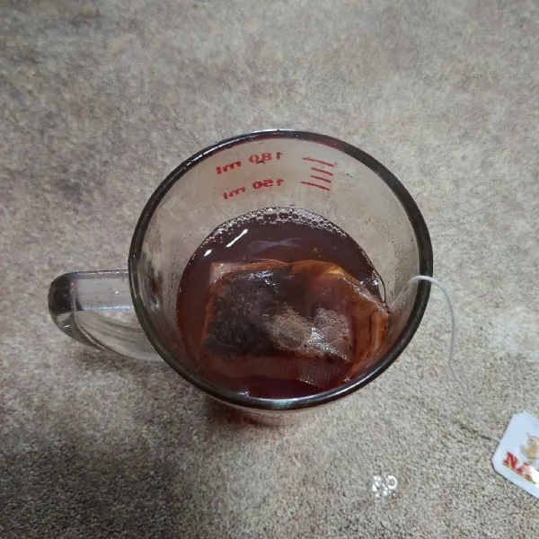 Seduh teh celup dengan air panas.