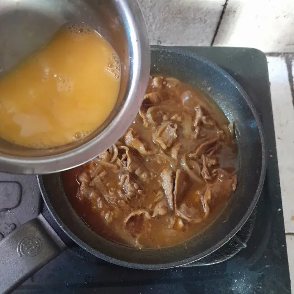 Kocok lepas telur, tuang telur perlahan sambil diaduk.