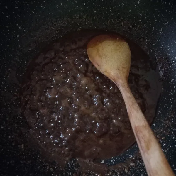 Masak di atas api sedang hingga menjadi karamel dan lengket. Kecilkan api.