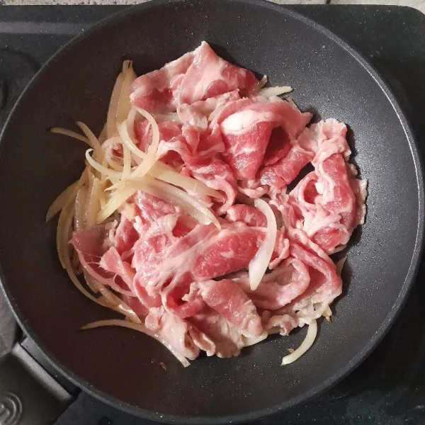 Masukkan daging slice, masak hingga daging berubah warna.