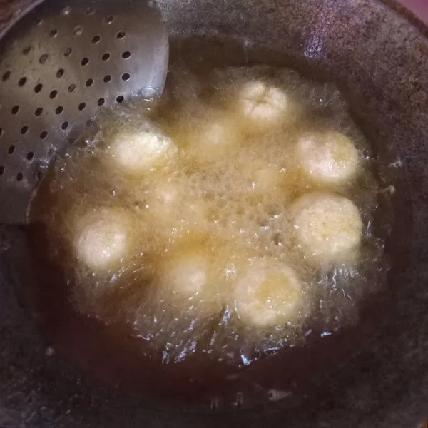 Panaskan minyak, kerat bakso bentuk menyilang, kemudian goreng hingga garing. Siap disajikan.