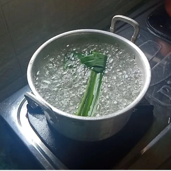 Pertama didihkan air untuk merebus kacang hijau. Beri 1 lembar daun pandan