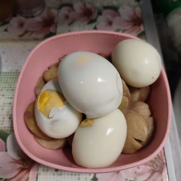 Kupas telur rebus, lalu geprek jengkol, sisihkan.