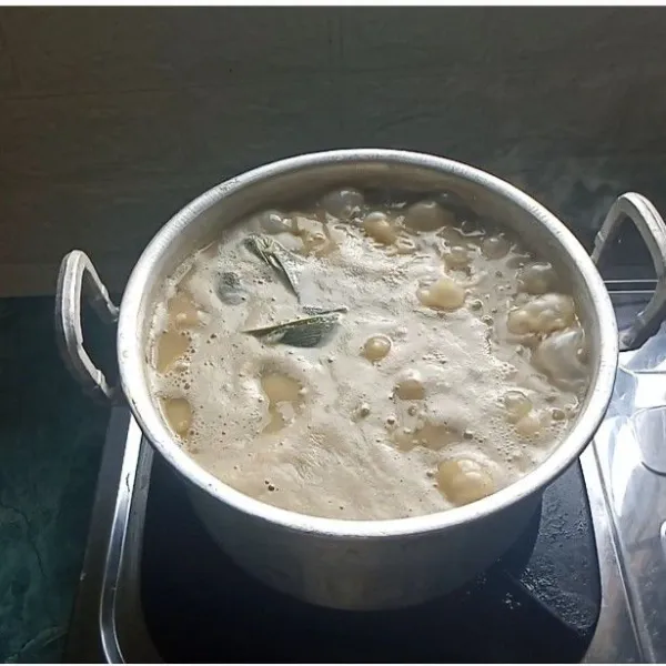 Setelah 30 menit, nyalakan api, rebus lagi hingga matang kurang lebih 10-15 menit. Masukkan gula, garam, dan vanili