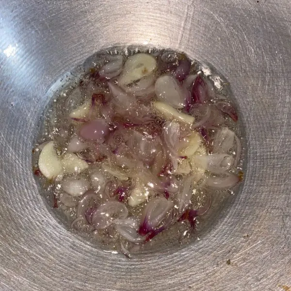 Panaskan minyak, tumis bawang merah dan bawang putih sampai harum.
