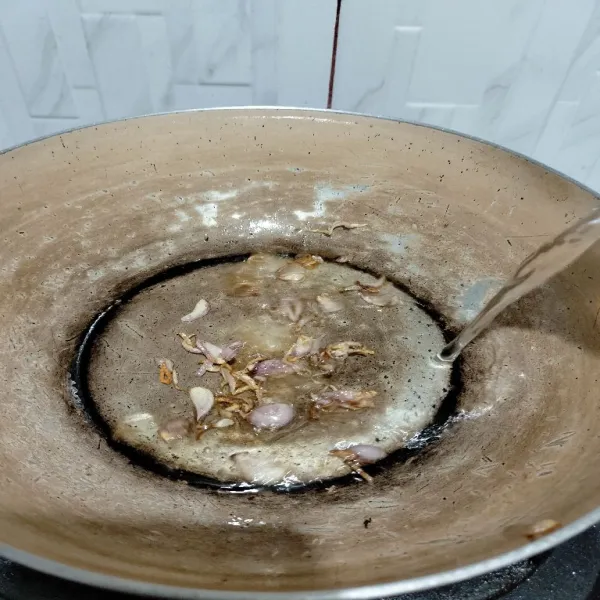 Tumis bawang merah hingga harum lalu masukkan air