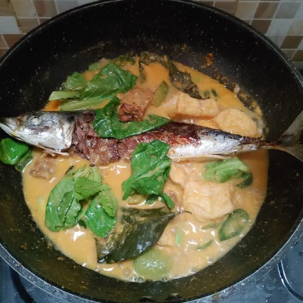 Masukkan ikan pindang panggang, kemudian tambahkan siwilan. Aduk perlahan agar ikan tidak hancur, masak sampai bumbu meresap. Angkat dan siap disajikan.