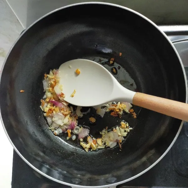Panaskan minyak goreng secukupnya, masukkan bawang merah dan bawang putih, tumis hingga harum.