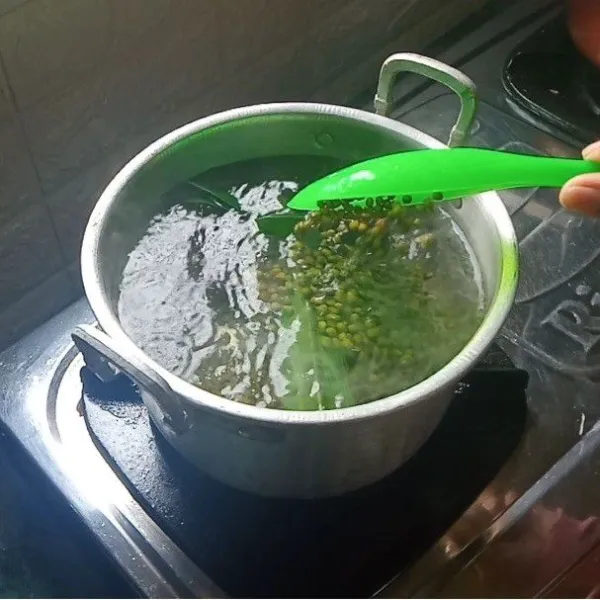 Masukkan kacang hijau, pastikan semua kacang hijau terendam air. Tutup panci, masak sekitar 10 menit