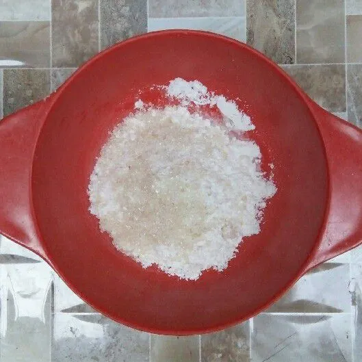 Tambahkan gula pasir, garam, dan vanili.