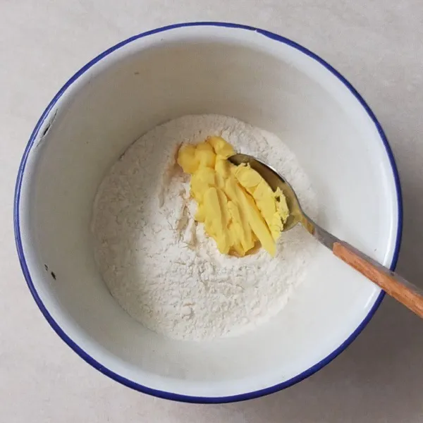 Campurkan tepung terigu, tepung maizena, gula pasir, garam, vanili bubuk, dan mentega.