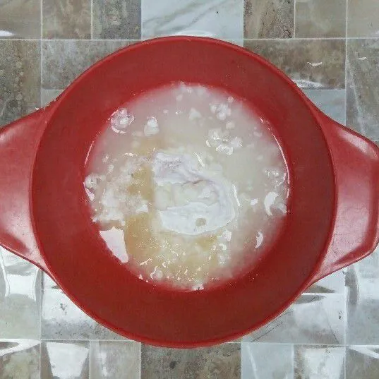 Tambahkan air. Aduk rata.