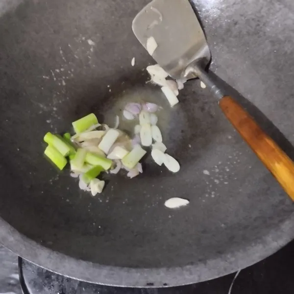 Tumis bawang merah, bawang putih dan batang daun bawang hingga harum.