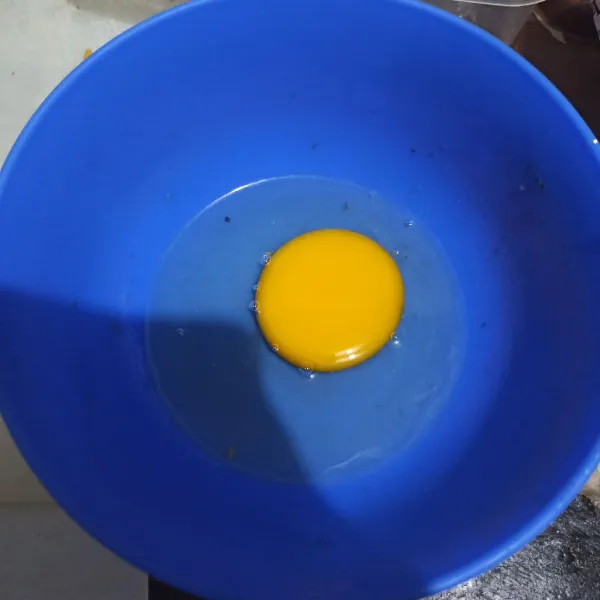 Pecahkan telur dan letakkan di wadah.
