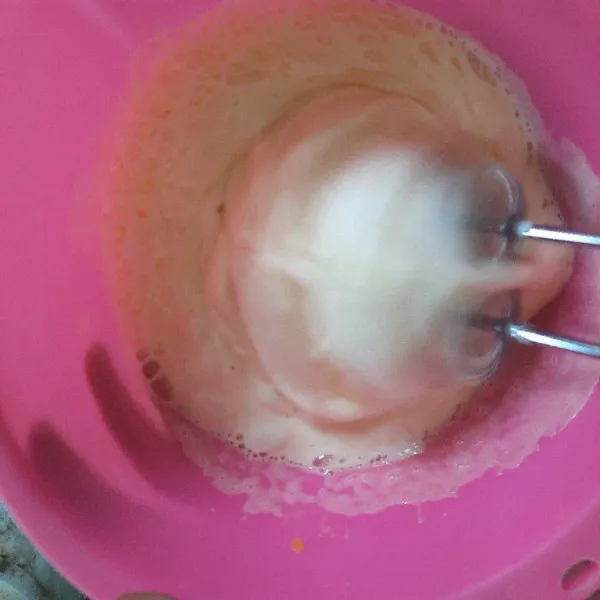 Kocok menggunakan mixer sampai mengembang dan tambahkan vanili cair.