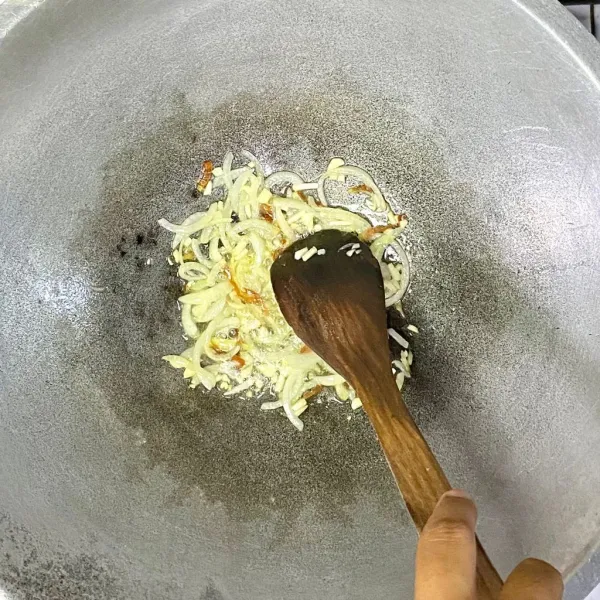 Tumis bawang putih dan bawang bombay hingga harum.