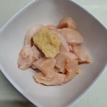 Uleg halus bawang putih, merica bubuk, dan garam. Campur dengan ayam sampai rata, marinasi selama 30 menit. Kemudian tambahkan 1 sdm air aduk rata agar ayam sedikit lembek.