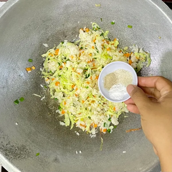 Tambahkan garam, lada bubuk dan gula pasir.