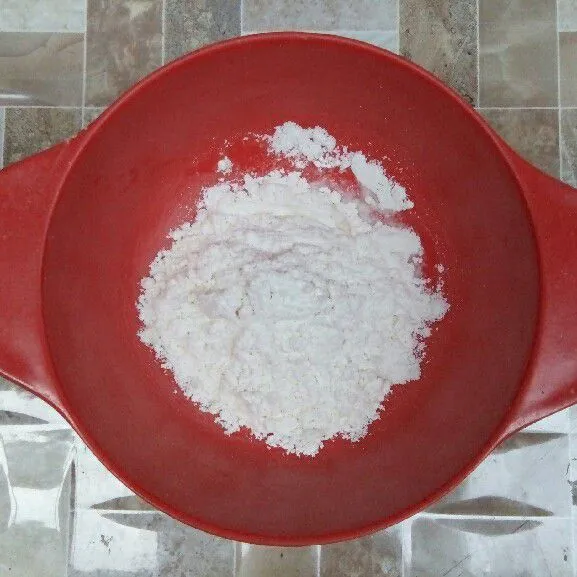 Campur tepung terigu dan tepung maizena.