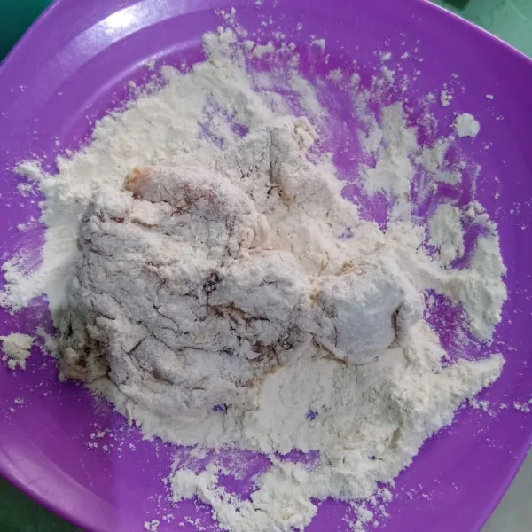 Baluri ayam dengan tepung pelapis kering.