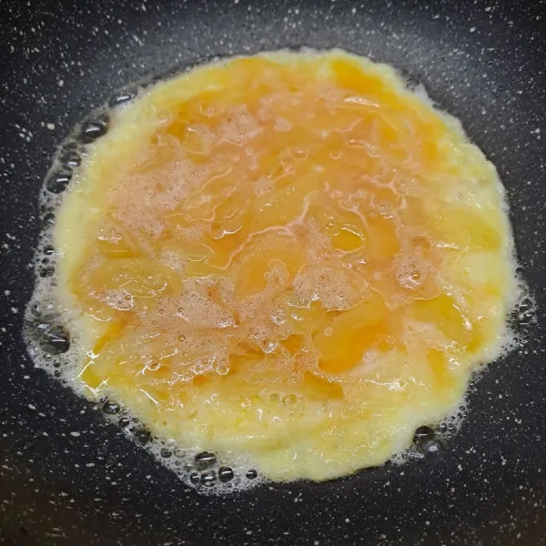 Panaskan wajan, beri sedikit minyak. Tuang adonan telur, masak telur sampai matang di kedua sisi. Angkat dan sajikan.