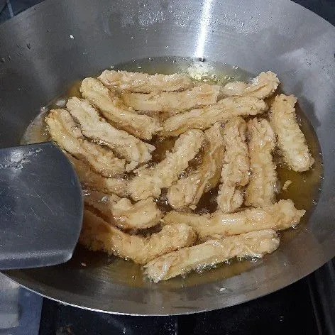 Kemudian goreng dengan api kecil hingga matang.