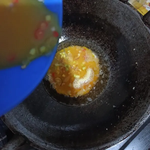 Panaskan minyak, lalu tuang telur.