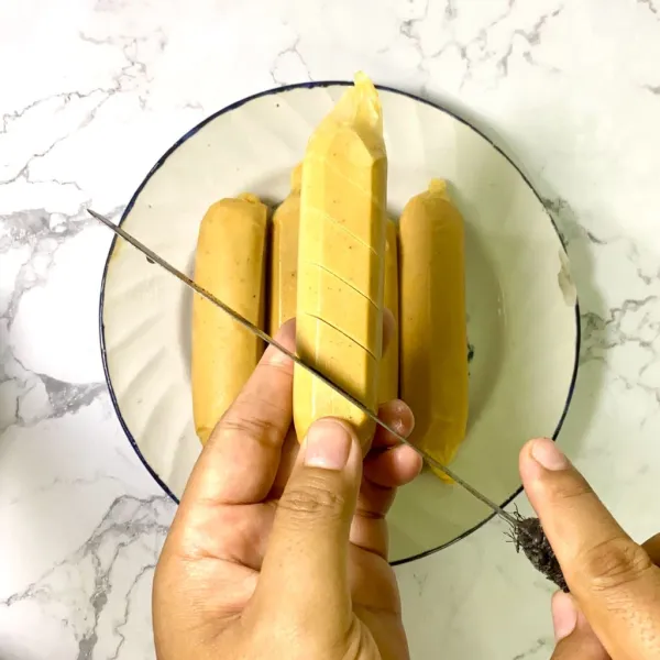 Kerat-kerat sosis seuai selera.