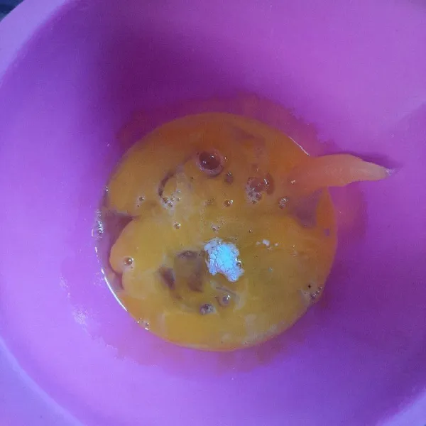 Masukan telur, gula, emulsi, dan baking powder.