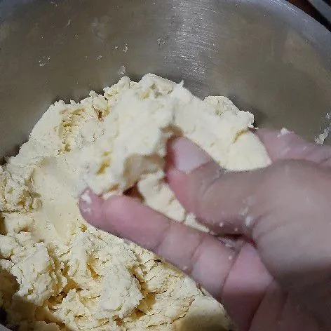 Ulenin sampai adonan dapat dibentuk.